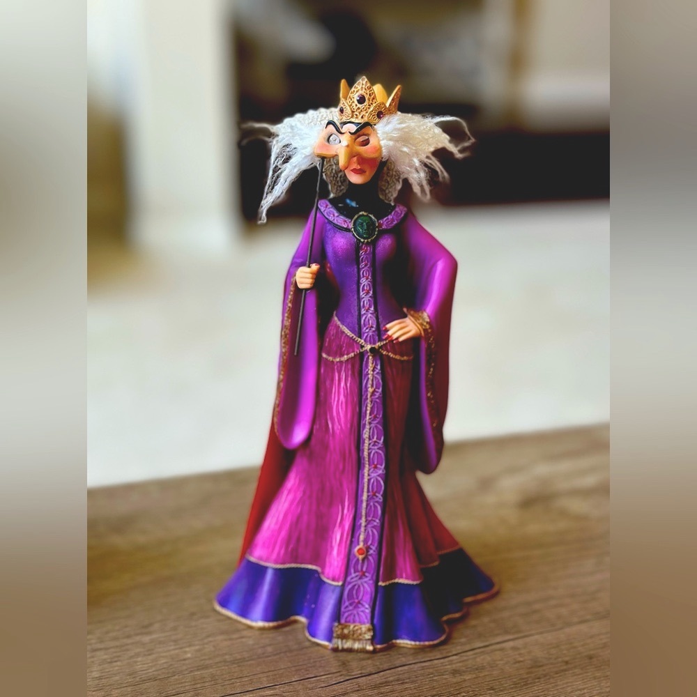 Disney Showcase Couture De Force Evil Queen Masquerade Figurine